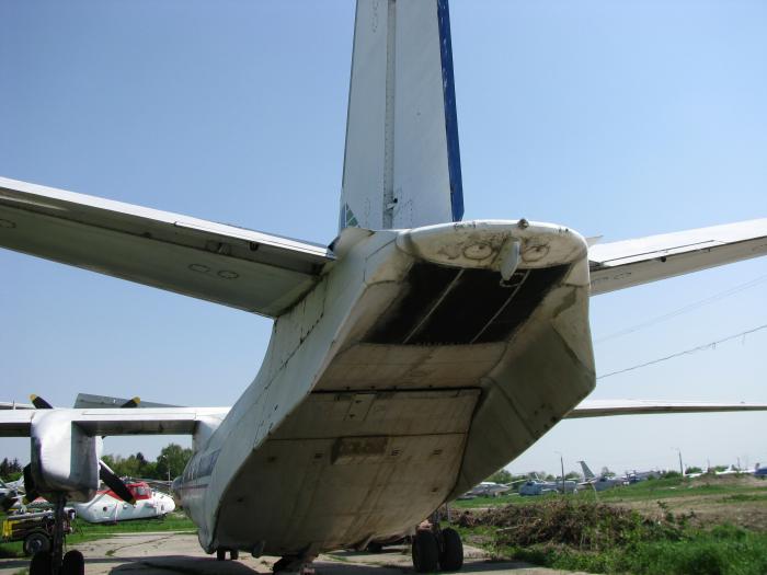 АН-26 задній люк