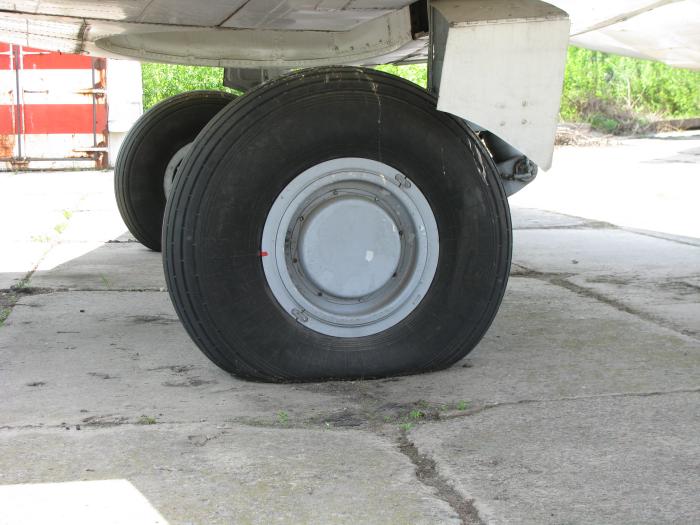Спущене колесо Як-40