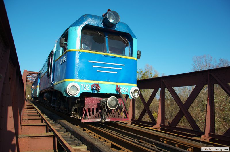 Поїзд на мосту