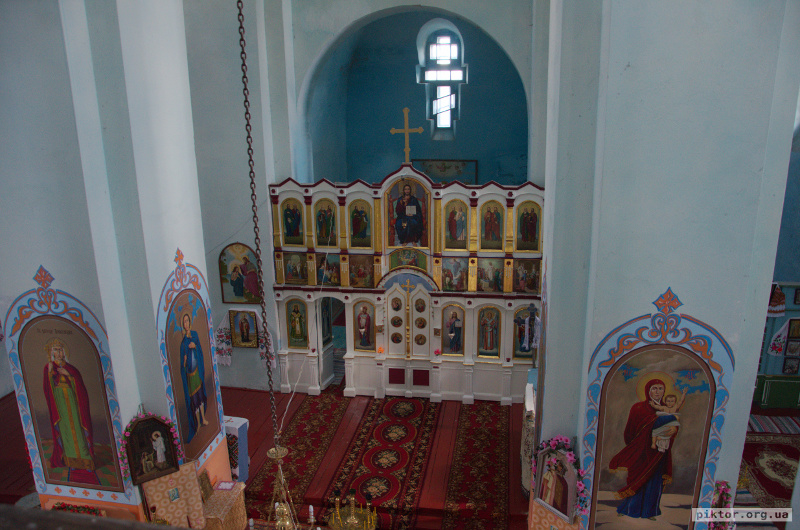 Всередині церкви