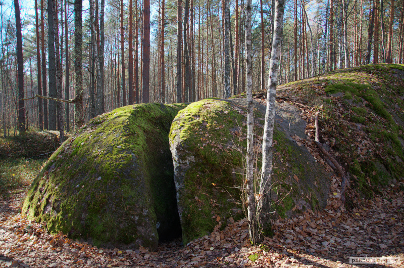Розламаний камінь
