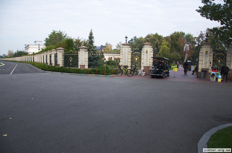 Вхід до клубу