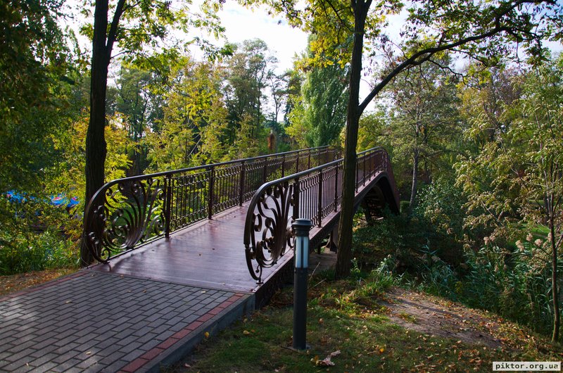 Місток в парку