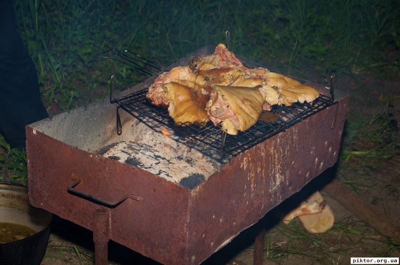 Свинячі ноги на грилі