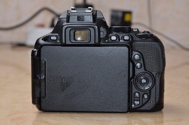 Задня панель D5500