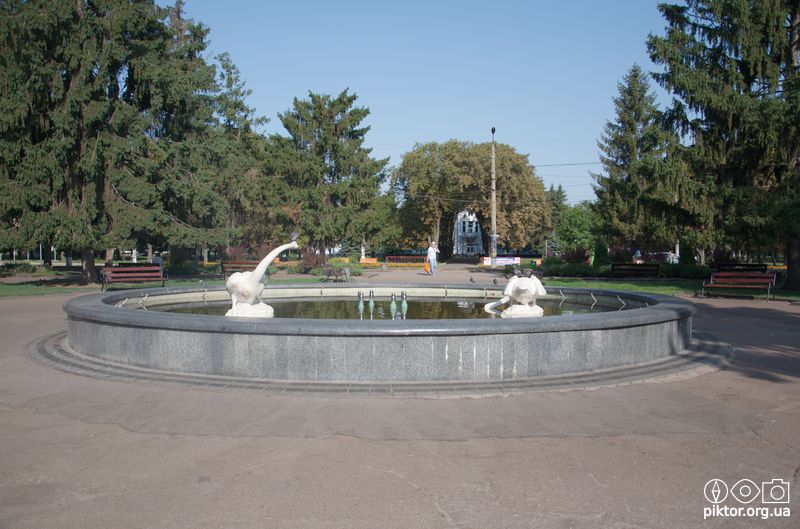 Фонтан з лебедями