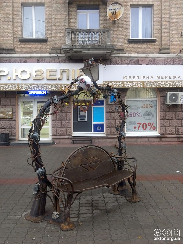 Лавка в центрі