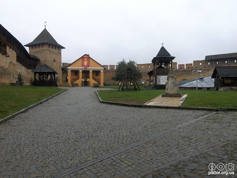 Двір замку