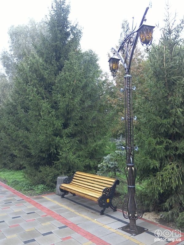 Ліхтарі в парку