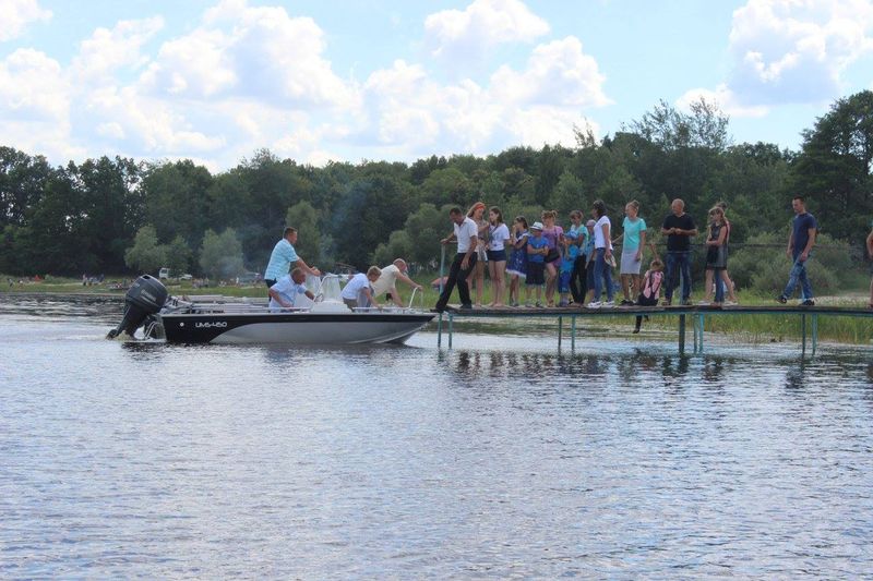 Покатушки на моторному човні