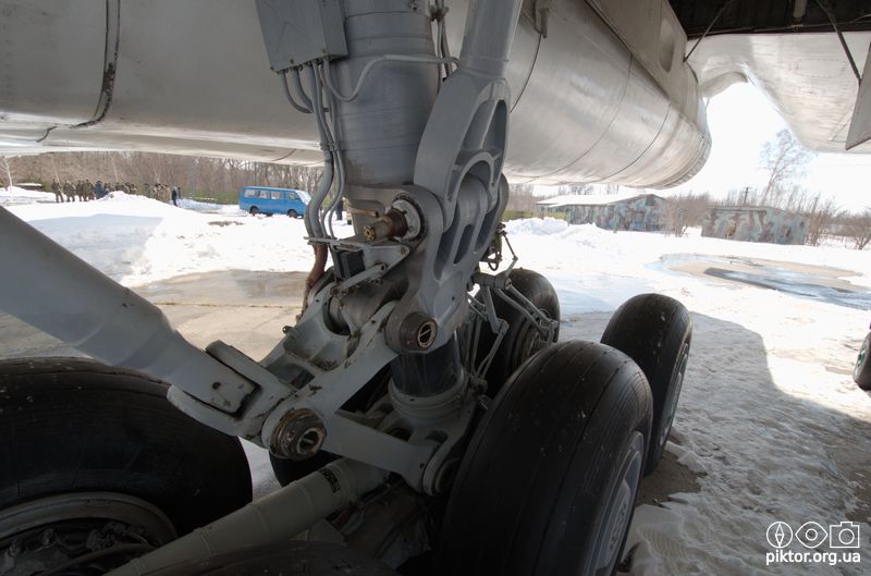 Основна стійка шасі Ту-160