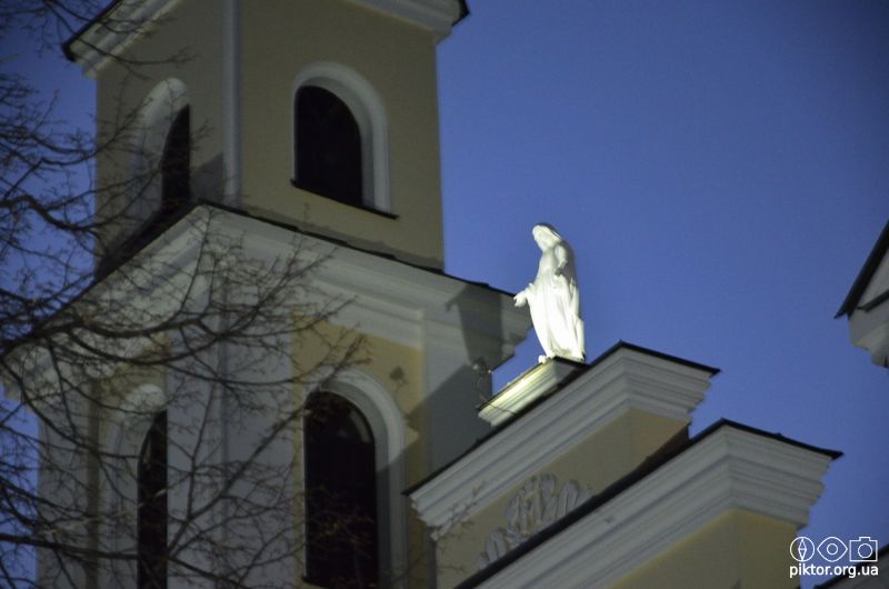 Статуя на костелі