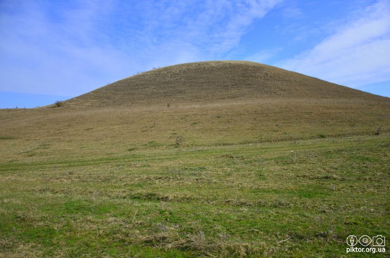 Під курганом