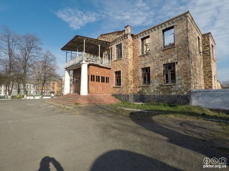 Згорілий гранітний будинок