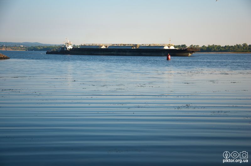 Баржа коло Канева