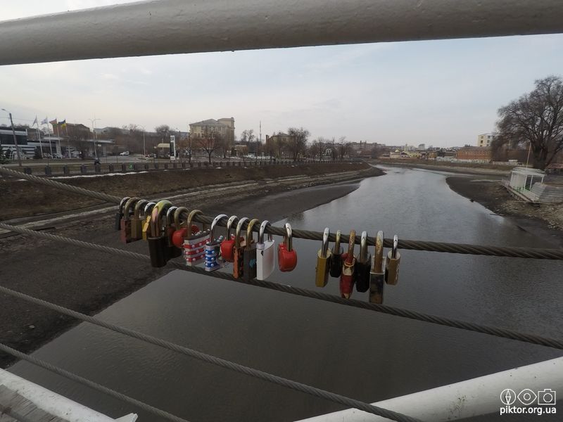 Замки на мосту кохання
