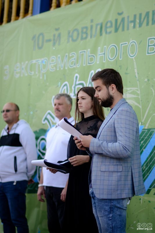 Читає з папірця