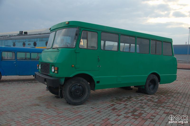 Службовий автобус