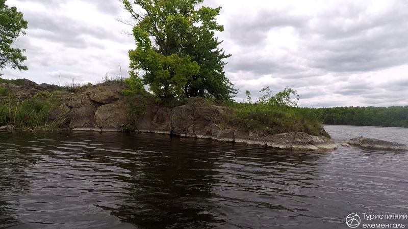 Острів на водосховищі