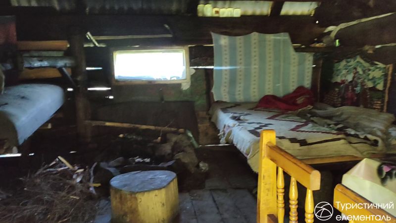 Всередині колиби