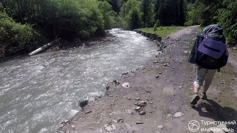 Річка вздовж дороги