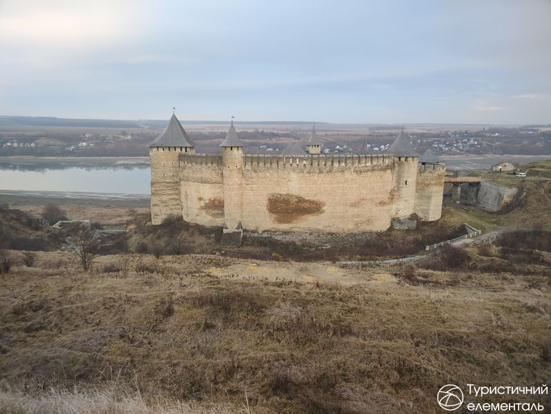 Замок здалеку