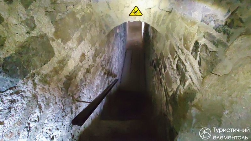 Всередині стіни