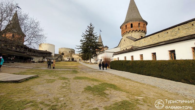 Вежі та стіна