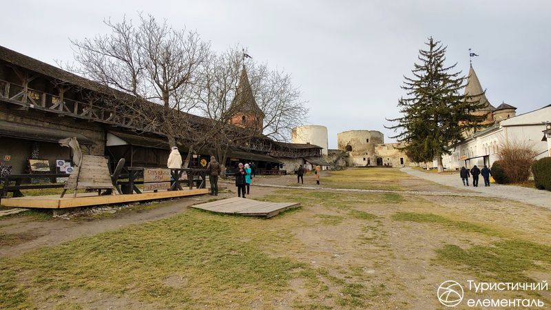 Двір замку