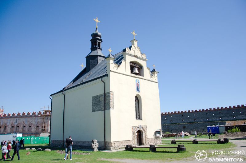 Храм у дворі замку