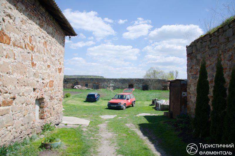 Всередині замку