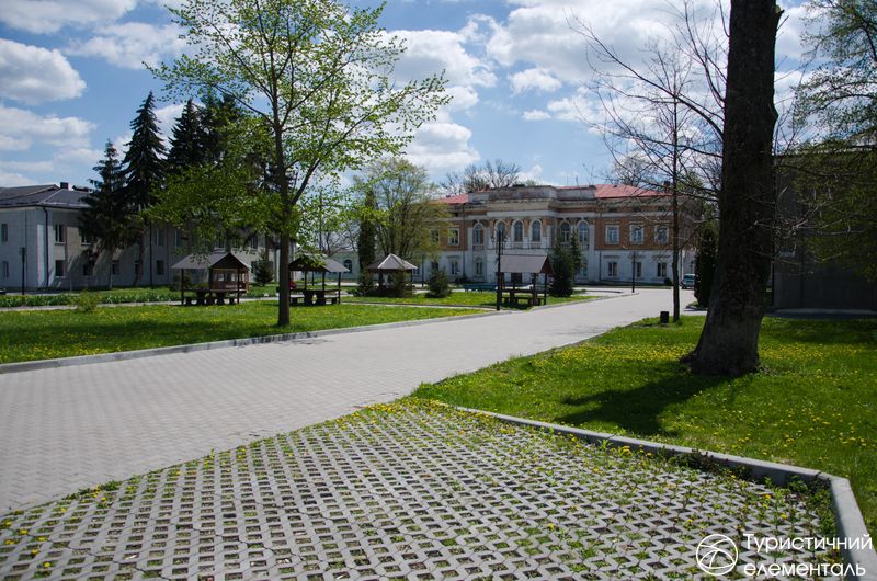 Двір лікарні