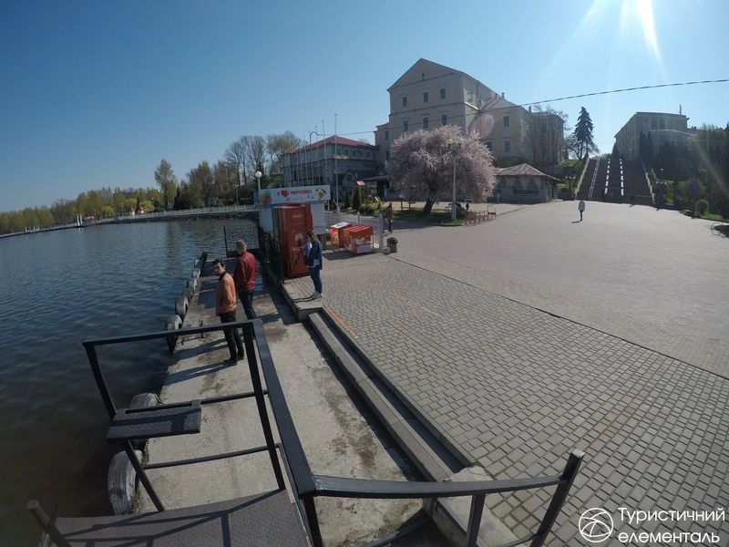 Беріг озера