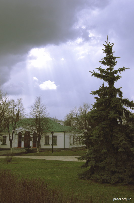 Сонце пробивається крізь хмари